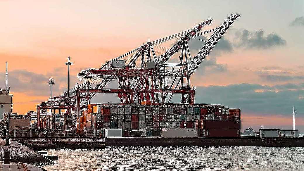 Port crane lifting shipping containers
